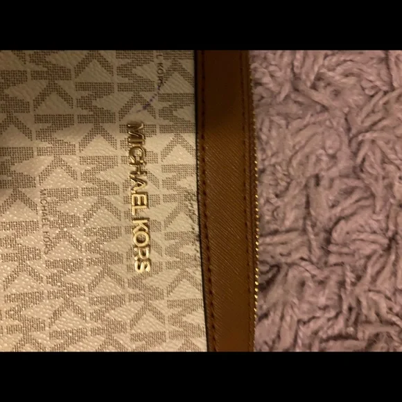 Michael Kors Crossbody purse - Picture 3 of 3